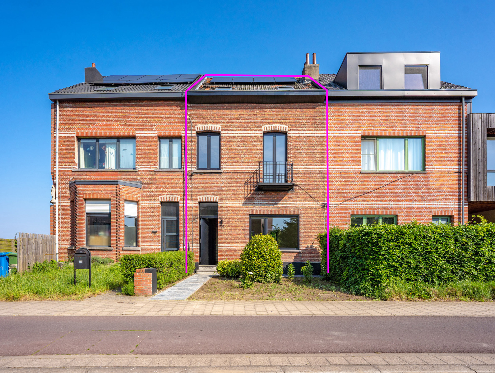 Instapklare en volledig gerenoveerde woning met 4 slaapkamers, garage en zonnige tuin - foto 1
