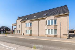 <strong>IDEALIS VASTGOED – INSTAPKLAAR GELIJKVLOERS APPARTEMENT MET LICHTRIJKE LEEFRUIMTE,  RUIME OPEN KEUKEN, BADKAMER, SLAAPKAMER EN AUTOSTAANPLAATS OP EEN GUNSTIGE LOCATIE NABIJ HET CENTRUM VAN PELT!<br /><br />LIGGING: </strong><br />Dit gelijkvloers appartement bevindt zich vlak bij het centrum van (Neer)pelt. Het treinstation, bushaltes, winkels en scholen zijn allen bereikbaar vanop wandelafstand.<br /><br /><strong>INDELING: </strong>– inkomhal/nachthal – woonkamer met open ruime keuken voorzien van alle apparatuur – toilet – technische ruimte – slaapkamer – badkamer – aparte bergruimte –<br /><br /><strong>TUIN:</strong> – gezellige gemeenschappelijke tuin met terras, voorzien van groen –<br /><br /><strong>AUTOSTAANPLAATS: </strong> – privatieve autostaanplaats – bereikbaar via gemeenschappelijke toegang –<br /><br /><strong>BIJZONDERHEDEN:</strong><br />- Bouwjaar 2001<br />- Goede locatie!!<br />- Instapklaar<br />- Kleinschalige residentie<br />- Verwarming op gas<br />- Privatieve autostaanplaats<br />- Gemeenschappelijke tuin<br /><br /><strong>Stedenbouwkundige Inlichtingen:</strong><br />Bouwvergunning - Woongebied - Geen dagvaarding - Voorkooprecht – Geen verkavelingsvergunning<br /><br /><strong>EPC: 166 </strong>kWh/m² met certificaatnummer: 20251114-0003733626-RES-1<br /><br /><strong>O-peil:</strong> Niet overstromingsgevoelig gebied<br />P-score: C<br />G-score: C<br /><br /><strong>Benieuwd naar dit knappe appartement? Ons IDEALIS Team geeft U met plezier en steeds vrijblijvend de nodige informatie via e-mail , ter plaatse of op onze kantoren in Peer en Pelt.<br />Wenst U advies omtrent uw eigen woning? Graag plannen wij vrijblijvend met U een afspraak in om onze expertise met U te delen, steeds tot Uw dienst!!<br />Neem contact op met IDEALIS VASTGOED op 011/515 565 of mail naar info@idealisvastgoed.be!</strong><br /> 