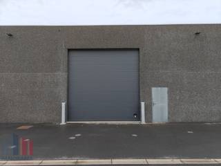 <strong>Instapklare KMO-unit</strong> van <strong>300 m² met twee parkeerplaatsen </strong>te huur gelegen op een <strong>toplocatie op IZ Blauwe Toren</strong> langs de Blankenbergsesteenweg in Brugge, met vlotte verbinding naar de N31 en snelle toegang tot de E40 en E403.<br /><br />De unit, met een vrije hoogte van 5,20 m, is opgebouwd uit silex betonpanelen en is voorzien van een automatische sectionale poort (4,5 H x 4,5 B) met een aparte toegangsdeur. Verder is de loods voorzien van een lichtstraat, verlichting, en elektriciteit (3x400V). Mogelijkheid tot aansluiting op regenwater en afvoer. De volledige site staat onder cameratoezicht en kan worden afgesloten.<br /><br />Parkeergelegenheid is voorzien bij de unit.<br />Onmiddellijk beschikbaar.<br /><br />Contacteer <strong>PANORAMA B2B</strong> voor bijkomende inlichtingen, plannen of een vrijblijvend plaatsbezoek <strong>0479 70 70 73</strong>.