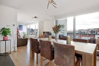 Dakappartement met riant dakterras (+40 m²) en 2 garageboxenOp de tweede verdieping (zonder lift) van een recente residentie (ca.10 jaar oud) ontdek...