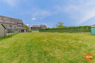 EERSTE BEZOEKDAG ZATERDAG 30/05 VANAF 10U (enkel op afspraak!)<br /><br />Herzele – Dit prachtig instapklaar gelijkvloers appartement bevindt zich op een zeer rustige locatie, op slechts 500 m van de markt.<br /><br />Naar indeling toe beschikt het appartement over een ruime inkomhal met gastentoilet en vestiaireruimte, een berging en een aparte bureau-/dressingruimte (die ook als tweede slaapkamer kan worden gebruikt). Verder vinden we er een zeer ruime woonkamer met volledig geïnstalleerde keuken. Vanuit de leefruimte heeft u een mooi uitzicht op de ruime privatieve tuin die bij het appartement hoort. Daarnaast beschikt het appartement over een ruime slaapkamer met aansluitende badkamer, voorzien van een lavabo en douche.<br /><br />Op vlak van comfort is het appartement uitgerust met een conforme elektriciteitsinstallatie,  een gunstig EPC en centrale verwarming op aardgas.<br /><br />De garage en een staanplaats zijn optioneel aan te kopen voor € 30.000. Deze zijn niet inbegrepen in de vermelde prijs.<br /><br />Een extra troef is de zeer centrale, maar toch uiterst rustige ligging van het appartement: in het hart van het centrum van Herzele.<br /><br />Kortom bent u op zoek naar een ruim, verzorgd appartement voorzien van alle moderne comfort, met een zeer hoogwaardige afwerkingsgraad in het centrum van Herzele, aarzel dan niet en maak snel uw afspraak. Voor meer info of bezoek: 053/60.65.60<br /><br />De vermelde prijs is een richtprijs. Na ontvangst van de biedingen zal de verkoper beslissen of hij/zij de eigendom verkoopt aan het beste bod. De richtprijs is aldus niet bindend voor de verkoper. Voor meer info kunt u ons contacteren of het reglement raadplegen op onze website.
