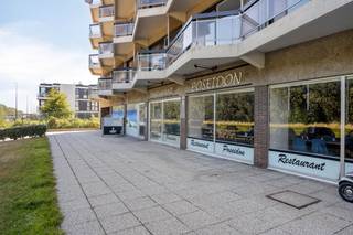 A louer la propriété hôtelière « Poseidon » à A. Ruzettelaan 157 à Blankenberge<br /><br />Vous recherchez le point de départ idéal pour votre concept d'accueil sur la côte belge ? Dans la résidence « Poseidon », située au centre de la rue Albert Ruzettelaan 157 à Blankenberge, nous vous proposons cette belle propriété d'accueil.<br /><br />Les avantages de ce bâtiment :<br />Emplacement idéal : Situé dans un endroit commercialement intéressant à Blankenberge, à quelques pas de la mer et de l'attraction touristique Sea Life.<br />Prêt à emménager : Le bâtiment est équipé en tant que restaurant. Grâce à la cuisine largement équipée, vous pouvez vous lancer rapidement après une petite reprise des appareils et du mobilier existants.<br />Lumière et espace : Le bâtiment dispose d'une salle de consommation spacieuse et accueillante avec une grande vitrine, ce qui garantit une excellente visibilité à votre entreprise.<br />Rangement supplémentaire : Un atout majeur pour tout entrepreneur hôtelier est le sous-sol spacieux, idéal pour le stockage supplémentaire et la gestion des stocks.<br />Options de terrasse : Il est possible d'installer une terrasse, ce qui représente une énorme valeur ajoutée pour votre chiffre d'affaires par beau temps.<br />Prise de contrôle et conditions :<br />Il y a une reprise des appareils et du mobilier existants.<br />La taxe foncière est à la charge du locataire.<br /><br />