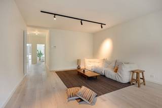 <p><span>Gerenoveerde parel met 3 slaapkamers op toplocatie!</span><span><br /></span><span>Met veel passie, kennis en kunde werd dit ruim en lichtrijk 3 slaapkamer appartement hoogwaardig gerenoveerd.</span><span> U dient enkel te verhuizen, uit te pakken en te genieten! Het appartement ligt op de 2</span><span><sup>e</sup></span><span> verdieping van een prima onderhouden gebouw met schitterende "sixties" elementen vlak tegenover het Leeuwerikpark en om de hoek van het Middelheimpark. Kortom, de perfecte combinatie van authenticiteit en hedendaags comfort waar uw privé- en werkleven hand in hand gaan. Dankzij deze gegeerde centrale ligging zijn parken, scholen, winkels, sportfaciliteiten, openbaar vervoer en invalswegen steeds vlakbij, evenals het bruisende Antwerpse stadsleven.</span></p><p><span><br /></span><span>Inkom-/nachthal, leefruimte &amp; keuken:</span></p><p><span>U betreedt dit klassevol appartement via de inkom-/nachthal met veiligheidsdeur en een nis voor de vestiaire. De aandacht gaat meteen uit naar de prachtige tegelvloer met "travertin-look" die naadloos overgaat in een natuurlijke parketvloer (eik). In de riante leefruimte (37m²) accentueren de fenomenale natuurlijke lichtinval en het geweldige, groene uitzicht het ruimtegevoel des te meer. De prachtige open keuken met kookeiland is een ware "eye-catcher" die voorziet in kwalitatieve toestellen (inductievuur met recirculatie-dampkap, combi-oven, vaatwasser, koelkast en vriezer).<br /><br /></span><span>Slaapkamers, badkamer, toilet, wasruimte &amp; berging:</span><span><br />U beschikt over 3 grote slaapkamers op parket, waarvan 2 kamers met een eigen terras. De master-bedroom beschikt over een eigen dressing. De rustieke badkamer omvat een weelderige inloop-/regendouche, een wasmeubel in "notelaar-look", handdoek-radiator en mechanische ventilatie. Het toilet met handenwasser is apart. Bijkomend is er ook een aparte wasruimte en een extra berging die de individuele HR condensatieketel herbergt en zich perfect leent voor uw kuisgerief.<br /><br /></span><span>Terrassen, kelder &amp; autostaanplaats:</span><span><br />Met 3 charmante terrassen kan u steeds zon en schaduw opzoeken in een rustige, groene omgeving. Ideaal voor uw kopje koffie in de ochtend, een lekker lunch of een sprankelend aperitief na thuiskomst van een drukke dag. Een ruime, droge kelderberging is inbegrepen. De ondergrondse staanplaats biedt extra comfort en dient bij aangekocht te worden (€ 20.000).</span></p><p><span><br /></span><span>Extra troeven:</span></p><p><span>- Mobiscore 9,1</span></p><p><span>- 109m² (cfr. EPC)</span></p><p><span>- EPC B</span></p><p><span>- HR ramen</span></p><p><span>- HR condensatieketel</span></p><p><span>- Dakisolatie 10 cm PUR</span></p><p><span>- Elektriciteit conform</span></p><p><span>- Asbestveilig</span></p><p><span>- 1e bewoning na renovatie</span></p><p><span>- Onmiddellijk beschikbaar</span></p><p><span> </span></p>