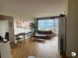 <p><span>Ruime studio met groot terras te Fruithoflaan!</span></p><p><span>Deze lichtrijke en karaktervolle studio ligt op de 10</span><span><sup>de</sup></span><span> verdieping van een centraal en rustig gelegen gebouw op de gerenommeerde Fruithoflaan. U bent slechts een boogscheut verwijderd van winkels, parken, scholen, sportfaciliteiten, openbaar vervoer en invalswegen, maar ook het Bruisende Antwerpen is steeds vlakbij. De studio heeft een gunstig EPC B en is momenteel verhuurd. </span><span>Kortom, een uitstekende investering met onmiddellijke huurinkomsten en mooi rendement, maar uiteraard ook een ideale starterswoning, pied à terre of uitvalsbasis voor studenten. Mis deze kans mooie zeker niet! </span></p><p><span> </span></p><p><span>Inkomhal, leefruimte &amp; keuken:</span></p><p><span>In de inkomhal met parlofoon is er plek voor uw jassen en schoenen. De leefruimte op authentieke blokjesparket geniet een prachtige natuurlijke lichtinval en herbergt een slaaphoek die indien gewenst perfect kan worden afgebakend van het salongedeelte. De geriefelijke keuken in landelijke stijl ligt aanpalend en voorziet in een keramisch vuur, dampkap, oven, lavabo, aansluiting voor de wasmachine en een praktisch uitklapbaar tafeltje. De keuken ligt aanpalend de leefruimte en kan toekomstgericht eenvoudig worden opengetrokken om het ruimtegevoel te vergroten.   </span></p><p><span> </span></p><p><span>Nachthal &amp; badkamer:</span></p><p><span>In de nachthal kunnen kapstokjes worden gehangen waardoor de badkamer gevrijwaard kan blijven. In de onderhoudsvriendelijke badkamer vindt u een retro lavabo, bad/douche combinatie en het toilet. Ook enkele handige leggers alsook een ingemaakte wasmand zijn voorzien. Op termijn behoort een inloop-/regendouche zeker tot de mogelijkheden.</span></p><p><span> </span></p><p><span>Terras &amp; kelder:</span></p><p><span>Zowel via de leefruimte alsook via de keuken krijgt u toegang tot het ruime terras met geweldig uitzicht op de groene omgeving. Hier kan u in alle rust genieten van de buitenlucht, al dan niet met een goed glas in de hand. Een privatieve, droge kelderberging is in de prijs inbegrepen.</span></p><p><span> </span></p><p><span>Extra troeven: </span></p><p><span>- Mobiscore: 9.4/10</span></p><p><span>- Gunstig EPC B</span></p><p><span>- Dakisolatie en -renovatie 2016-2017</span></p><p><span>- Onmiddellijke huurinkomsten</span></p><p><span>- Laag KI</span></p><p><span>- Terras</span></p><p><span>- Kelder</span></p>