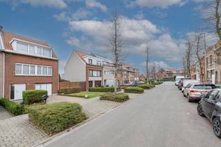 GELIJKVLOERSAuthentieke inkomhalGarageOprit met plaats voor 1 à 2 wagensOverdekt terrasAtelier / werkplaatsTuinEERSTE...