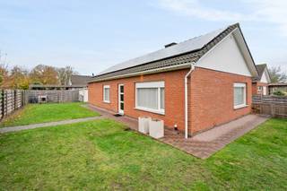 <p>Deze gerenoveerde woning is zeer rustig gelegen vlakbij het centrum van Kortemark.</p>
<p><u>De indeling van deze woning is als volgt:</u></p>
<ul>
<li>Gelijkvloerse verdieping: inkomhal, lichtrijke leefruimte met gaskachel, geïnstalleerde keuken, polyvalente ruimte (kan dienen als ontvangstruimte, bureau...), wasplaats, 3 ruime slaapkamers, apart toilet, badkamer, oprit voor 2 auto's, zonnige tuin met terras en een tuinberging.</li>
</ul>
<span>Extra troeven; energiezuinig C-label - net geen B-label, centrale verwarming op aardgas, overal dubbele beglazing, 28 zonnepanelen en elektriciteit is conform. Daarnaast is het volledige perceel afgesloten.<br /><br /></span>De prijs van 315.000€ is een VANAFprijs. Elk bod gelijk of hoger aan deze prijs wordt voorgelegd aan de verkoper.<br /><br /><span>PLUSPUNTEN:<br />- KWALITATIEF GERENOVEERD<br />- ZONNIGE TUIN<br />- EK CONFORM + ZONNEPANELEN</span>