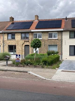 Te koop charmante rijwoning met garage en carport met in/uitrit aan de Kennedylaan