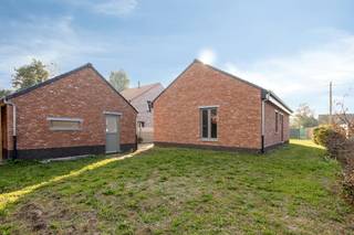 Langs de Brugse Steenweg te Maldegem bevindt zich dit vrijstaand, gelijkvloers (casco) huis te koop op een perceel van 542m². Deze nog naar eigen wens af te werken bungalow biedt u onder andere 2 slaapkamers, tuin + garage en privatieve oprit aan. <br />Indeling (circa 102m2 bewoonbare oppervlakte):<br />- Inkomhal (6m2) met gastentoilet;<br />- lichtrijke woonkamer (26m2);<br />- leefkeuken (10m2);<br />- nachthal (9m2) met afzonderlijk toilet;<br />- badkamer (7m2);<br />- 2 slaapkamers (12m2 & 10m2);<br />- afzonderlijke garage (22m2 + 1°V: 11m2) + ruime, privatieve oprit.<br />Eerste verdieping:<br />- Praktische zolderruimte / berging (40m2).<br /><br /><br />De eigendom wordt aangeboden via de Pre-sale formule. Op 14/11/2026 tussen 13:00 en 16:00 kan u het huis op afspraak komen bezichtigen en een bod uitbrengen. De vermelde prijs is een instelprijs. Voor meer info, gelieve contact op te nemen met de dossierverantwoordelijke.<br /><br />Bestuursmaatregelen in het maatregelenregister: nee