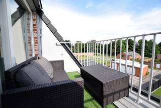 Dit dakappartement met terras en afgesloten garagebox bevindt zich in het mooie en charmante Belsele. De indeling van het appartement is als volgt:...