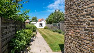 Vlakbij het centrum van Knokke bevindt zich deze te renoveren woning met drie slaapkamers. Dankzij haar uitstekende ligging geniet u van een vlotte verbinding naar alle voorzieningen die Knokke te bieden heeft, terwijl u tegelijkertijd kunt genieten van een aangename woonomgeving.De woning beschikt over een zonnige tuin waar u in alle rust kunt ontspannen en genieten van de buitenlucht. Daarnaast is er een ruime garagebox aanwezig, wat niet alleen zorgt voor extra parkeergelegenheid, maar ook voldoende ruimte biedt voor fietsen, opslag of hobbyactiviteiten.Op wandel- en fietsafstand bevinden zich onder meer Duinenwater, de bruisende Lippenslaan met haar talrijke winkels, restaurants en gezellige terrasjes, evenals Park 58. Ook het strand van Knokke-Heist ligt vlakbij, waardoor u op elk moment kunt genieten van de zee, de natuur en de unieke sfeer van de kust.Ideaal voor wie op zoek is naar een huis met veel potentieel in Knokke-Heist. Wens jij meer informatie of bezoek? Neem dan contact met de dossierverantwoordelijke Arne Vandierendonck via 0493 25 35 85 of arne.vandierendonck@dewaele.comDit pand is onderworpen aan de renovatieverplichting van de Vlaamse overheid voor residentiële gebouwen (behoudens bij sloop binnen 5 jaar na de aankoop). Consulteer voor meer informatie de website van het Vlaams Energie- en Klimaatagentschap via https://www.vlaanderen.be/een-woning-kopen/renovatieverplichting-voor-residentiele-gebouwenBestuursmaatregelen in het maatregelenregister: nee