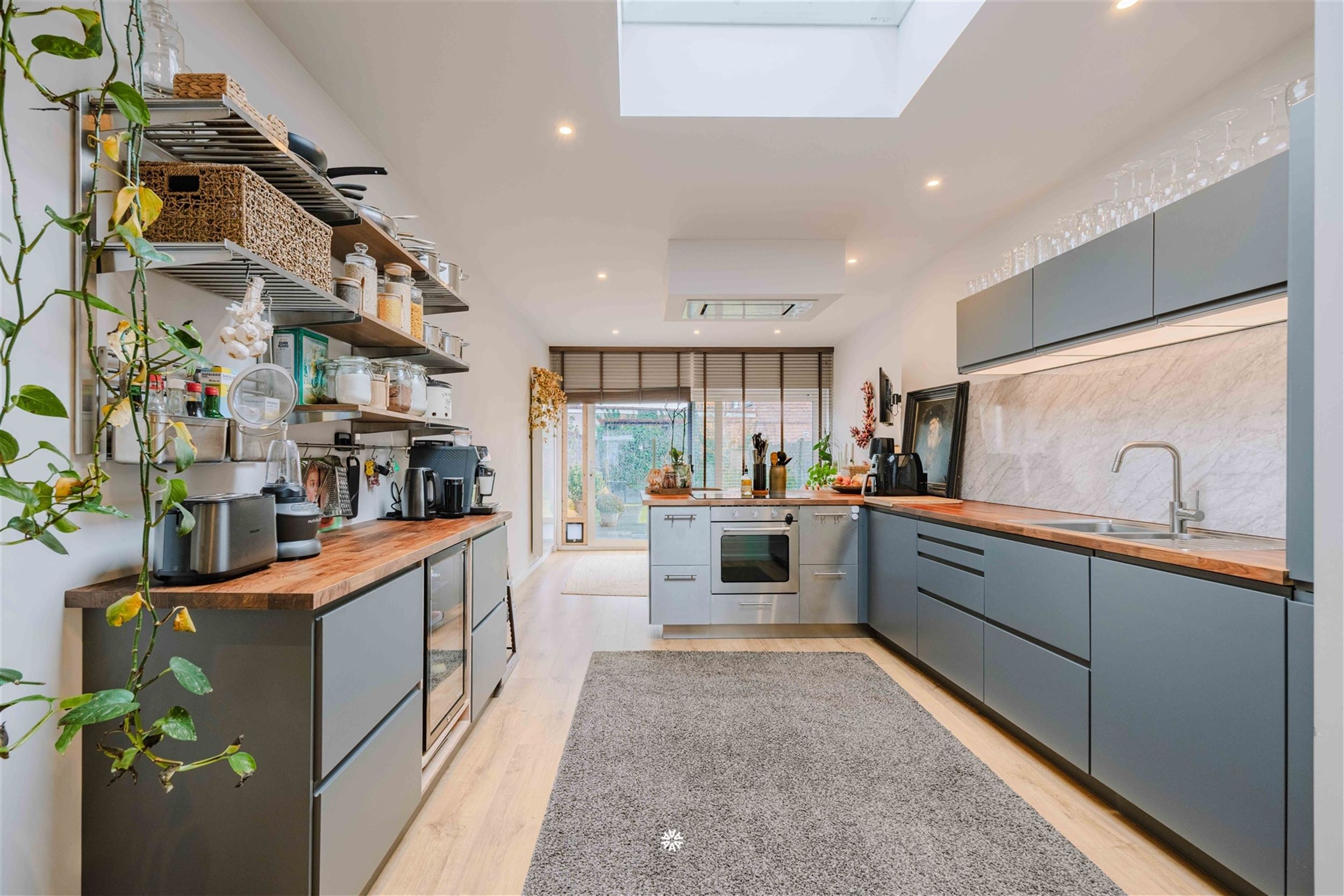 Tot in de puntjes gerenoveerde woning met garage - foto 5