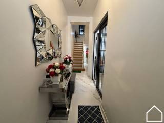 Ontdek deze volledig afgewerkte rijwoning met 4 slaapkamers, 2 badkamers en een zonnige stadstuin, ideaal gelegen in Ieper. Dankzij de...