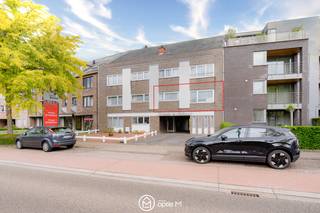 <h2><span>Op de Diestersteenweg 160 in Kermt vind je dit appartement te koop op de eerste verdieping van een kleinschalige residentie.</span></h2>
Dit ruime appartement heeft een oppervlakte van 103 m2 (volgens EPC) en bevindt zich in het centrum van Kermt, dichtbij winkels, openbaar vervoer en op 7 km van het centrum van Hasselt. Ook is er een vlotte bereikbaarheid naar de autosnelwegen. Bovendien ligt het appartement op wandelafstand van het Herkenrodebos, waardoor je geniet van de ideale combinatie tussen groen en een centrale ligging.<br /><br />Bij het binnenkomen in het appartement kom je terecht in een ruime inkomhal met vestiaire/berging en een apart gastentoilet. De lichtrijke leefruimte geniet van veel natuurlijke lichtinval dankzij het grote raam aan de voorzijde. Ook de keuken beschikt over een groot raam en biedt voldoende plaats voor een eettafel.<br />Aan de achterzijde van het appartement liggen de ruime badkamer en twee volwaardige slaapkamers, waarvan één slaapkamer rechtstreekse toegang geeft tot het terras en één slaapkamer voorzien is van maatkasten.<br />Verder is het appartement uitgerust met aluminium ramen met dubbele beglazing en centrale verwarming op gas via een recente verwarmingsketel van 2021.<br /><br />Een extra troef is het beheer van het gebouw door een mede-eigenaar, wat zorgt voor bijzonder lage gemeenschappelijke kosten.<br />Er is geen lift in het gebouw.<br /><br /><strong>Troeven van het appartement:</strong>
<ul>
<li>Centrale ligging centrum Kermt</li>
<li>Twee ruime slaapkamers</li>
<li>Terras </li>
<li>Garagebox bij te kopen</li>
<li>Gasketel vernieuwd in 2021</li>
<li>Lage gemeenschappelijke kosten</li>
<li>Asbestveilig</li>
<li>Interessant als eigen bewoning of investering</li>
</ul>
<br />Interesse in dit appartement te koop in Kermt? Contacteer ons via Optie M vastgoed I carine@optie-m.be I 0478/41 58 70.<br />Wil je weten wat jouw woning waard is? Contacteer ons via bovenstaande gegevens voor een vrijblijvende waardebepaling.<br />Extra informatie: WG/VG/GVV/GMO/GVKR