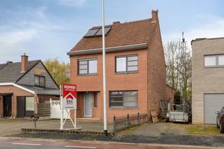 <p>Te koop: open bebouwing in de Nieuwstraat, Heusden-Zolder, gelegen in een rustige residentiële buurt met goede bereikbaarheid en nabijheid van voorzieningen.</p>

<p>Deze gerenoveerde woning biedt een verrassend ruime indeling met multifunctionele kamers, ideaal voor wie flexibiliteit zoekt in zijn woonruimte. De ligging combineert het comfort van een rustige omgeving met vlotte toegang tot openbaar vervoer, winkels en scholen. Bovendien beschikt de woning over een zolder die volledig naar eigen wens kan worden ingericht, wat extra mogelijkheden biedt voor uitbreiding of hobbyruimte.</p>

<p> </p>

<p>Belangrijkste ruimtes:</p>

<p>• Woonkamer met veel lichtinval</p>

<p>• Functionele keuken met toegang tot de tuin</p>

<p>• 3 slaapkamers met voldoende ruimte voor kasten</p>

<p>• Badkamer met ligbad, douche en wastafel</p>

<p>• Inkomhal en nachthal met praktische indeling</p>

<p>• Mogelijkheid tot bureel, ideaal voor thuiswerk</p>

<p>• Zolder met inrichtingspotentieel</p>

<p> </p>

<p>Troeven:</p>

<p>• Ruime kamers en multifunctionele indeling</p>

<p>• Goede bereikbaarheid en nabijheid van voorzieningen</p>

<p>• Zolder in te richten naar keuze</p>

<p> </p>

<p>Neem vandaag nog contact op met je ERA-makelaar voor een bezoek.</p>

<p>JOUW DROOMHUIS. ZO GEVONDEN!</p>