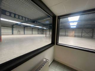 Logistiek magazijn te huur in Denderleeuw strategisch gelegen tussen Aalst en Denderleeuw. Het magazijn van 1.500 m² beschikt over 4 laad-...