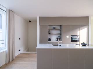 <strong>Architecturaal 2-slaapkamerappartement met zonnig terras in het historische stadscentrum van Gent.</strong><br /><br />Een bijzondere realisatie uit 2024, waar <strong>serene architectuur en hoogwaardige afwerking</strong> samenkomen. Het appartement maakt deel uit van een <strong>kleinschalige residentie</strong> op een absolute toplocatie, midden in het historische centrum van Gent.<br /><br />Het project ontstond uit de doordachte <strong>reconversie van een voormalige herenwoning </strong>ontworpen door H. en V. Vaerwyck<strong>,</strong> aangevuld met hedendaagse architectuur.<br /><br /><strong>Grote raampartijen</strong> zorgen voor een overvloed aan <strong>natuurlijk licht</strong> en versterken het gevoel van rust en openheid.<br />De<strong> ruime, privatieve buitenruimte met groendak</strong> en <strong>zuidelijke oriëntatie</strong> biedt voldoende plaats om tot rust te komen of buiten te dineren.<br /><br />Het <strong>duplexappartement</strong> beschikt over een bewoonbare oppervlakte van ca. 120 m² Op de <strong>eerste verdieping</strong> bevinden zich de <strong>woonkamer</strong>, <strong>twee slaapkamers</strong>, een <strong>badkamer</strong>, <strong>gastentoilet</strong>, en <strong>technische berging.</strong><br /><br /><strong>Hoge plafonds</strong>, <strong>kwalitatief schrijnwerk</strong>, <strong>parketvloeren</strong> en <strong>natuursteen</strong> dragen bij aan een afwerkingsgraad die aansluit bij de architectuur en het volume van het appartement.<br />Hedendaagse technieken en een EPC A zorgen voor <strong>energiezuinig wooncomfort</strong>.<br /><br />De <strong>bovenste verdieping</strong> biedt plaats aan een ruime <strong>leefkeuken</strong> met <strong>eetplaats</strong>, <strong>berging</strong> en directe aansluiting op het <strong>terras</strong>.<br /><br />De kleinschalige residentie combineert <strong>nieuwbouwcomfort</strong> met een <strong>lage kostenstructuur </strong>en beschikt bovendien over een handige, beveiligde fietsenberging <strong>midden in de stad.</strong><br /><br /><strong>Een zeldzame opportuniteit voor wie op zoek is naar kwaliteit, architectuur en rust in het centrum van Gent, nabij het Belfort en de Vrijdagsmarkt.</strong>