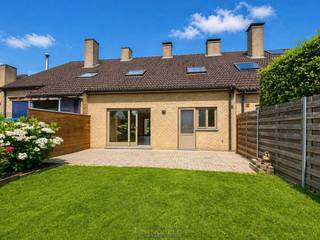 Charmante woning <strong>MET GARAGE</strong> en <strong>ONDERHOUDSVRIENDELIJKE TUIN</strong> in <strong>RESIDENTIËLE WOONBUURT </strong>te Kruishoutem. Deze <strong>INSTAPKLARE WONING</strong> combineert een aangename woonomgeving met een <strong>VLOTTE BEREIKBAARHEID</strong> naar winkels, scholen en openbaar vervoer en verbindingswegen. De indeling bestaat uit een inkomhal met gastentoilet, lichtrijke woonkamer, ingerichte keuken en een <strong>PRAKTISCHE BERGING/WASPLAATS</strong>. Op de verdieping bevinden zich <strong>DRIE VOLWAARDIGE SLAAPKAMERS</strong> en een ingerichte badkamer, aangevuld met een <strong>ZOLDER</strong> die extra bergruimte biedt. Buiten geniet u van een <strong>ZONNIGE TUIN</strong> waar het heerlijk vertoeven is in alle <strong>RUST</strong>. Dankzij de <strong>RUIME GARAGE</strong> is er bovendien voldoende plaats voor wagen en opslag. De woning is momenteel <strong>VERHUURD</strong>, wat ze eveneens interessant maakt als investeringseigendom met onmiddellijk rendement.<br /><br />Adres: Winkelstraat 17A te Kruisem<br /><br />G-score en P-score A, Geen renovatieverplichting