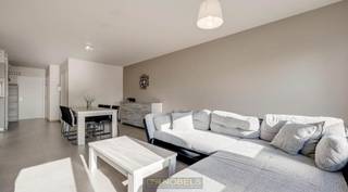 INSTAPKLAAR APPARTEMENT met 2 slaapkamers, TERRAS EN CARPORT in rustige residentie.  Comfortabel en BETAALBAAR APPARTEMENT in een...