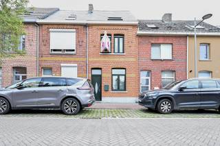 In het gezellige Breendonk bevindt zich dit charmante huisje dat meteen doet denken aan de warme, stijlvolle uitstraling van H&M Home. De combinatie van prachtige plankenvloeren, witte muren en authentieke deuren zorgt voor een sfeervol geheel waarin je je meteen thuis voelt. Ook buiten klopt het plaatje helemaal dankzij het leuke stadstuintje met gezellig terras en de praktische achteruitweg, ideaal om zonder gedoe fietsen of andere spullen achteraan binnen te brengen.<br />Binnen word je verrast door de vele gezellige ruimtes die elk hun eigen charme uitstralen. De woning verwelkomt je met een aangename woonkamer en eetkamer die mooi in verbinding staan met de keuken, wat zorgt voor een open en huiselijke sfeer. Ook de badkamer weet meteen te bekoren dankzij de prachtige vloertegeltjes die deze ruimte extra karakter geven. Op de eerste verdieping bevinden zich twee ruime en sfeervolle kamers. Via de trap bereik je vervolgens de supergezellige zolderkamer, een veelzijdige ruimte die perfect kan dienen als extra slaapkamer, hobbyruimte of zelfs opgesplitst kan worden in twee bijkomende kamers.<br />Daarnaast beschikt de woning over een droge kelder die ideaal is als extra opbergruimte. Praktisch comfort is hier eveneens aanwezig: de woning is energiezuinig, de elektriciteit is conform en er is geen asbest aanwezig. Kortom, een instapklare en bijzonder gezellige woning waar charme, comfort en praktische troeven perfect samenkomen.