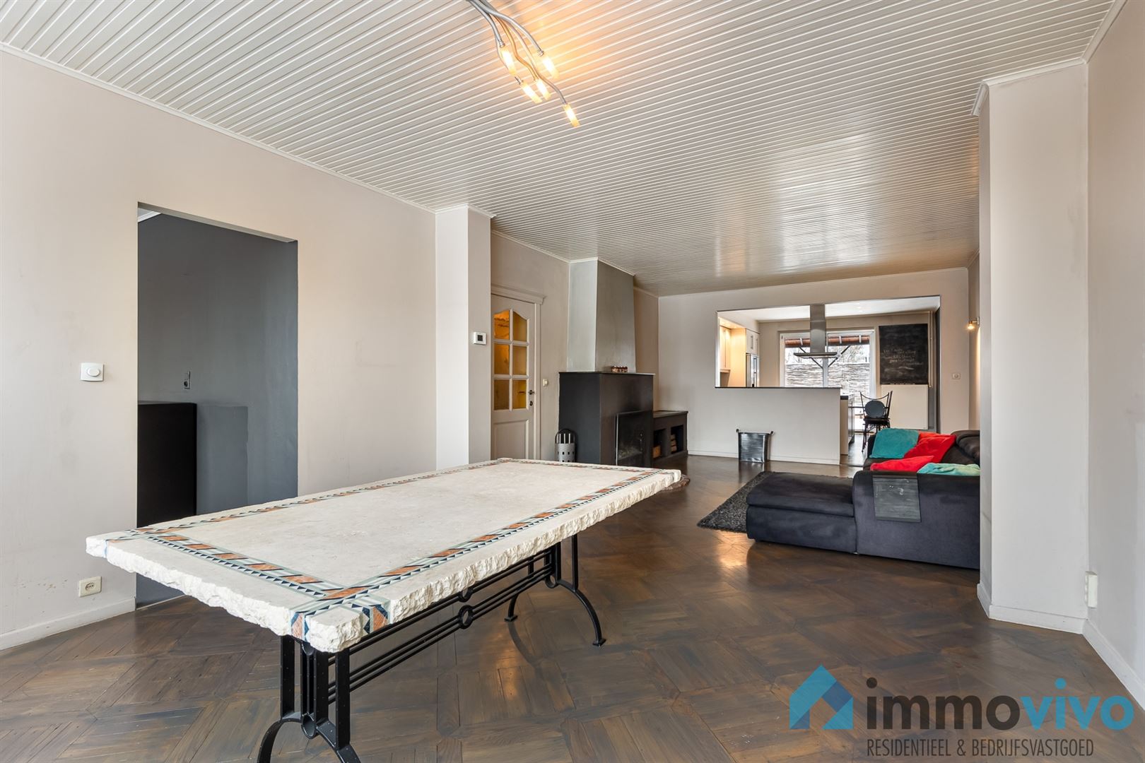 Ruime, instapklare woning met vier slaapkamers en een grote buitenruimte op een centrale locatie. - foto 4