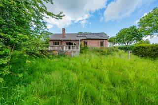 Située dans le village de Marilles, entre Jodoigne et Hannut, cette spacieuse maison construite en 1980 offre de beaux volumes et un cadre de vie agréable sur un terrain de plus de 10 ares.<br /><br />Le rez-de-chaussée se compose d'un lumineux séjour, d'une cuisine, de trois chambres de 11 m², 14 m² et 16 m², ainsi que d'une salle d'eau. Une belle terrasse surélevée prolonge les espaces de vie et offre une vue dégagée sur le jardin.<br /><br />À l'étage, vous découvrirez deux grandes chambres de 21 m² et 24 m² ainsi qu'une salle de bains, offrant un espace idéal pour une famille nombreuse ou pour l'aménagement d'un bureau et d'une chambre d'amis.<br /><br />La maison bénéficie également de caves sous toute sa superficie, avec un accès garage particulièrement pratique pour le stationnement, le rangement ou un atelier.<br /><br />Côté technique, le bien est équipé de 26 panneaux photovoltaïques et d'une chaudière datant d'environ 20 ans. Le certificat PEB affiche la classe énergétique C avec une consommation spécifique de 251 kWh/m².an (PEB n° 20260609050769).<br /><br />Le bien nécessite un rafraîchissement général, offrant ainsi aux futurs propriétaires l'opportunité de le remettre au goût du jour et de l'aménager selon leurs envies tout en profitant de ses beaux volumes et de sa configuration familiale.<br /><br />Une maison lumineuse de 5 chambres, avec jardin et nombreuses possibilités d'aménagement, à découvrir sans tarder !<br /><br />PEB : C – 251 kWh/m².an – Code unique : 20260609050769.