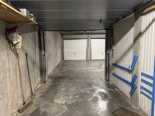 Bent u op zoek naar een veilige en vlot bereikbare parkeeroplossing in Middelkerke? Deze garagebox, gelegen in de Duinenweg 389, biedt een praktische oplossing voor het stallen van uw wagen of als extra opslagruimte.<br /><br />De garage heeft een afmeting van ongeveer 5,14 m diep en beschikt over een praktische indeling die geschikt is voor verschillende types wagens.<br /><br />Afmetingen:<br /><br />Hoogte: 1,93 m<br /><br />Breedte inrit: 2,35 m<br /><br />Breedte garage: 2,66 m<br /><br />Diepte: 5,14 m<br /><br />De centrale ligging in Middelkerke zorgt voor een vlotte bereikbaarheid en maakt deze garage interessant voor zowel eigen gebruik als investering.<br /><br />Voor meer informatie of een bezoek kunt u contact opnemen met Inti op inti@immofrancois.be of 0499 74 89 74.<br /><br />