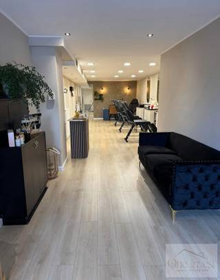 Bent u op zoek naar een instapklare handelsruimte op een uitstekende locatie? Deze gelijkvloerse handelsruimte, momenteel ingericht als kapsalon,...
