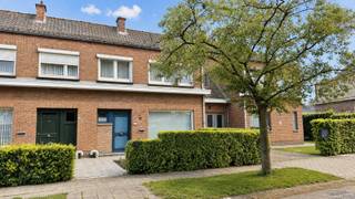 Deze charmante woning is rustig gelegen en toch vlakbij alle voorzieningen, winkels, scholen,... Ideaal voor wie comfortabel wil wonen op een...