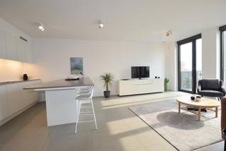 <strong>BEZOEKDAG WOENSDAG 1 APRIL TUSSEN 14 EN 17 UUR</strong> Prachtig <strong>gemeubeld penthouse </strong>gelegen in het Cadix gebouw met <strong>zicht op de Stad en bocht van de Schelde</strong>. Indeling: inkomhal met apart toilet en berging , slaapkamer met aansluitend dressingkamer, badkamer met inloopdouche en lavabomeubel, <strong>volledig ingerichte keuken</strong> met eiland, terras, op het dak is er een <strong>privé terras van 85 m²</strong> met panoramisch zicht over de Stad en de haven van Antwerpen. Huurprijs € 1600, parking € 125, + gemeenschappelijke kosten € 170, nutvoorzieningen individueel. PANORAMA TERRAS ZEER GESCHIKT VOOR EXPATS !!!! <span>MOGELIJK TE HUREN VIA FIRMA</span> !!!