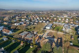 <h3><strong>Bouwgronden te koop in Dilbeek – Ruimte en rust nabij Brussel</strong></h3>
<p>Ben je op zoek naar een <strong>bouwgrond in Dilbeek</strong> om jouw droomwoning te realiseren? Ontdek deze exclusieve verkaveling van 9 percelen in een <strong>groene, residentiële wijk</strong>. Gelegen in een <strong>doodlopende straat aan de Muzelaan</strong>, geniet je hier van rust, ruimte en een kindvriendelijke omgeving.</p>
<p>Binnen deze verkaveling bieden wij <strong>6 bouwgronden voor open bebouwing</strong> aan (loten 1-2-3-4-8-9), met oppervlaktes van <strong>4a63ca tot 7a96ca</strong>. Dankzij de <strong>ideale oriëntatie</strong> en <strong>vrijheid van bouwen zonder bouwverplichting</strong>, bepaal jij zelf hoe en wanneer je jouw woning ontwikkelt.</p>
<h3><strong>Perfecte ligging: Rustig wonen met vlotte verbindingen</strong></h3>
<p>Deze locatie combineert het beste van twee werelden:<br />✅ <strong>Groene en rustige woonomgeving</strong> met alle voorzieningen binnen handbereik<br />✅ <strong>Snelle toegang tot Brussel</strong> – slechts enkele minuten rijden<br />✅ <strong>Uitstekende bereikbaarheid</strong> via belangrijke invalswegen en openbaar vervoer<br />✅ <strong>Kindvriendelijke buurt</strong> met weinig verkeer</p>
<p>Wil jij genieten van een <strong>bouwgrond in een toplocatie</strong> met een perfecte balans tussen natuur en stedelijke voorzieningen?</p>
<h3><strong>Prijzen vanaf € 294.500</strong></h3>
<p>Mis deze unieke kans niet en neem vandaag nog contact op voor meer informatie!</p>