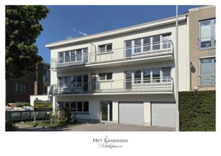 Ontdek dit prachtige, volledig gerenoveerde appartement gelegen in een kleinschalig gebouw aan de rustige Perckhoevelaan in Wilrijk, op wandelafstand van het groene Park den Brandt. Dit appartement werd recent tot in de puntjes vernieuwd met kwalitatieve materialen en een hedendaagse afwerking: Stijlvolle visgraat parketvloer die warmte en karakter uitstraalt. Keuken in marmerlook met moderne toestellen en strakke lijnen. Nieuwe ramen, deuren, elektriciteit en sanitair, alles klaar voor zorgeloos wooncomfort. Indeling: Lichtrijke leefruimte met grote raampartijen. Moderne open keuken in marmerlook en warme houttint. 2 volwaardige slaapkamers. Vernieuwde badkamer met eigentijdse afwerking. Apart toilet. Ligging: Het appartement is uitstekend gelegen: Rustige straat in Wilrijk, op een steenworp van Park den Brandt en andere groene domeinen. Nabij winkels, scholen en openbaar vervoer. Vlotte verbinding met de Antwerpse Ring en het stadscentrum. Dit appartement combineert modern comfort met sfeervolle elegantie in een groene, centrale omgeving. Garage optioneel aan te kopen voor 30.000 euro (enkel) of 45.000 euro (dubbel).