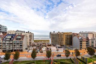 Dès l'entrée, l'espace de ce bâtiment se distingue par ses deux grands vestiaires/placards de rangement. Le salon est très lumineux, donne accès...