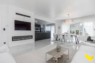<p>Deze luxewoning ligt op een perceel van 1.114 m² en telt 5 slaapkamers waarvan 1 op de gelijkvloerse verdieping<br />De woning werd onlangs nog voorzien van een nieuw dak, mooie travertijn en marmeren vloeren en 2 nieuwe badkamers.<br />We betreden de woning via de grote inkomhal met statige trap.<br />Op het gelijkvloerse is er een prachtige badkamer, 1 slaapkamer, een grote leefruimte met sfeerhaard die aansluit op de eetplaats en open keuken met kookeiland.<br />Verder hebben we nog een bergplaats en een inpandige garage.<br /><br />Op het verdiep tellen we 4 ruime slaapkamers en een badkamer.<br />Verder hebben we een groot buitenzwembad, een pool house en natuurlijk een grote tuin met onder andere verschillende fruitbomen.<br />De woning wordt verwarmd met aardgas en beschikt over zonnepanelen.<br /><br />Heeft u interesse in een bezichtiging? Contacteer ons via het nummer 013 66 62 08.<br /><br />Heeft u interesse in een bezichtiging? Contacteer ons via het nummer 013 66 62 08.</p>