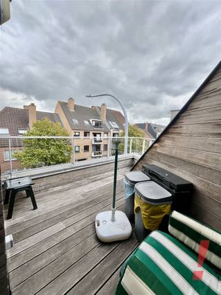 Beau studio très bien entretenu près de la Smedenpoort à Bruges. L'appartement est situé à proximité de tous les commerces, des écoles, de l'arrêt de bus et de la gare.Cette propriété lumineuse se compose d'un hall d'entrée, d'un salon spacieux et lumineux avec coin salle à manger et coin salon, d'une cuisine entièrement équipée avec un débarras séparé adjacent, d'un coin nuit, d'une salle de bain avec baignoire, douche, lavabo et toilettes.Le coin nuit est équipé d'un lit électrique escamotable, ce qui permet une utilisation optimale de la salle de séjour.L'appartement dispose d'une belle terrasse ensoleillée avec d'excellentes orientations.L'immeuble dispose d'un ascenseur et d'un local à vélos privé et fermé à clé.En cas d'intérêt pour une place de parking extérieure, celle-ci peut être louée en supplément.Epc 168 kWh/m2.Pour info/visiter kantoor@immowoon.be ou 050 733 337