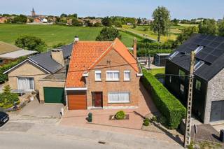 Vlak buiten het gezellig dorpje van Snaaskerke is deze halfopen woning op een uiterst landelijk en rustige ligging gelegen. De woning beschikt...