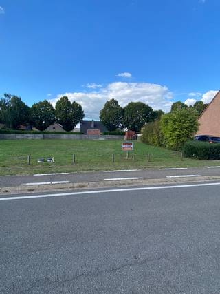 MOOIE BOUWGROND - ( UIT DE HAND TE KOOP )
OPEN BEBOUWING
Bouwlijnen 9x17
551 m2 groot ( 5,5 are )
Deze bouwgrond is uniek is langs de rechter zijkant ook toegankelijk .
Ommiddelijk beschikbaar na betaling akte …
zie foto’s
Gelegen te Dessel ( Kruisberg 50 )
UIT DE HAND TE KOOP .
Voor info enkel : bellen ☎️ : 0497/826525
( GEEN MAKELAARS ) !!