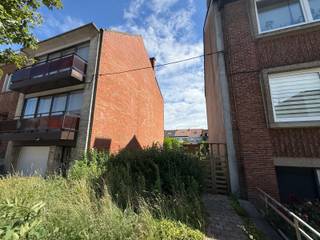 Immo Pické biedt u deze uiterst gunstig gelegen bouwgrond aan in Sint-Pieters-Leeuw, in de nabijheid van winkels (shopping Pajot), scholen, openbaar vervoer, invalswegen en alle voorzieningen. <br />Deze bouwgrond heeft geen concrete bouwvoorschriften die van toepassing zijn, waardoor de nieuwbouw dient te voldoen aan de criteria van de goede ruimtelijke ordening.<br />De voorgevel sluit aan bij het verlengde van de aanpalende bebouwing. De kroonlijsthoogte en dakhelling moeten worden overgenomen van de buurpanden.<br />De tuin dient een minimale diepte van 8 meter te behouden (of de achtergevel moet aansluiten op die van nummer 14), waardoor de maximale bouwdiepte van de nieuwe woning op 12 meter wordt geschat. De geldende parkeerverordening van Sint-Pieters-Leeuw dient nageleefd te worden.<br />Voor meer informatie omtrent deze grond, aarzel niet contact op te nemen met ons kantoor.