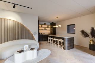 In 2025 onderging dit pand een volledige high-end make-over, en dat is in elk detail zichtbaar. Het resultaat? Een moderne, luxueuze werkplek die stijl ademt en meteen indruk maakt.<br /><br />Dankzij de centrale, commerciële ligging met eigen parkeerplaatsen en hoogwaardige afwerking is dit dé ideale uitvalsbasis voor een breed scala aan professionele activiteiten: van vrije beroepen zoals advocaten of boekhouders, tot medische praktijken, kinesitherapie, opticiens, artsen, vastgoed- of verzekeringskantoren. Zelfs een high-end boetiek of stijlvolle showroom komt hier volledig tot zijn recht.<br /><br />Volledige beschrijving en informatie op www.immofixed.be.