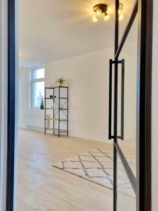 Deze gezellige woning in het rustige Terhagen (Rumst) biedt een ideale combinatie van comfort, ruimte en een goede ligging tussen Antwerpen en Mechelen.<br /><br />De woning bestaat uit een lichtrijke leefruimte, een open keuken, twee slaapkamers, één badkamer en één zolderkamer. Buiten is er een ommuurde ruimte van 16 m² met volledig aangelegd terras, zonder inkijk, met achterdeur naar de straat.<br /><br />Dankzij de vlotte verbinding naar de A12 en E19 zijn zowel Antwerpen, Mechelen als Brussel snel bereikbaar. <br /><br />Ligging: dicht bij scholen, openbaar vervoer, grote supermarkt, bakker, frituur, …<br /><br />Indeling: 2 slaapkamers, 1 badkamer, 2 toiletten, 1 open keuken, 1 living, 1 zolder, 1 wasruimte, 1 berghok en 1 tuin.<br /><br />Troeven:<br /> ✔ EPC B<br /> ✔ privé parking voor het huis<br /> ✔ half open gebouw in een doodlopende straat<br /> ✔ totale renovatie in 2022<br /> ✔ rustige buurt<br /> ✔ tuin met terras<br /> ✔ goede verbindingen<br /> ✔ ideale instapswoning<br /><br />Interesse? Neem gerust contact op voor een bezoek.<br />De kijkdagen zijn op zondag maart 10-15uur en op woensdag 25 maart van 14-20uur.<br />