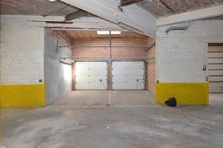 Autostaanplaats te huur nabij Station Mechelen.<br />Het gaat om 2 plaatsen in een afgesloten complex met automatische poort.<br /><br />De plaatsen zijn beschikbaar vanaf 01/07/2026.<br /><br />Huurprijs : 75 euro/maand excl BTW per autostaanplaats.<br /><br />Voor meer info Kirsten@immovos.be of 0479357172