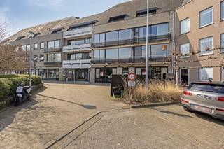 Te huur handelspand op toplocatie in Sint-Kruis Dit handelspand is gelegen in het bruisende hart van Sint-Kruis, met veel passage en...