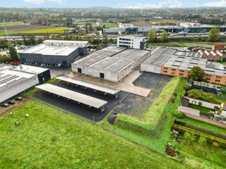 Bedrijfsgebouw te huur in Deerlijk, bestaande uit een magazijn van ca. 3.000 m², een verhard buitenterrein van ca. 3.000 m² en kantoren van 50 m² en 38 m².<br /><br />Indien gewenst kunnen extra kantoorruimtes bij gehuurd worden, afhankelijk van de noden.<br /><br />Het pand is gelegen op 5 minuten van de afrit Deerlijk (E17).<br /><br />Specificaties:<br />- Vrije hoogte (min 5 m)<br />- 5 sectionale poorten<br />- Moderne kantoren + uitbreidingsmogelijkheden<br />- Uitstekende ligging<br /><br />Bent u op zoek naar bedrijfsvastgoed te huur in Deerlijk? Aarzel dan zeker niet om ons te contacteren op het nummer 056 21 11 11.