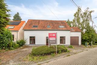 Maison située au calme avec un beau jardin et 5 chambres.<br />Cette propriété est à peine à 15 minutes de route de Bruxelles ou de Louvain.<br />Mise en page : <br />Hall d'entrée avec vestiare, salon avec bibliothèque, salle à manger, cuisine équipée avec lave-vaisselle, four, double évier, frigo, grande véranda avec beaucoup de lumière et belle vue sur le jardin, salle de douche avec wc, salle de chauffage central, grand garage, terrasse, beau jardin bien entretenu.<br />A l'étage : salle de bain avec baignoire, lavabo et wc, 3 chambres spacieuses et 2 chambres avec mezzanine.<br />Cette propriété est actuellement louée. <br />N'hésitez pas à appeler pour une visite sans engagement de cette belle maison.<br />0468 22 53 22 ou courrier à info@immo-m.be