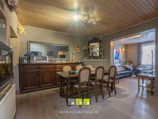 <span><strong>* IN OPTIE * HALFVRIJSTAANDE WONING MET 2 SLAAPKAMERS OP EEN PERCEEL VAN 2A59CA TE MAASMECHELEN. <br /><br />TROEVEN<br /></strong>- Gelegen dichtbij het centrum van Maasmechelen. Alle belangrijke voorzieningen in de buurt. <br />- Energielabel D: geen renovatieverplichting! <br />- Elektriciteit is conform!<br />- Asbestveilige woning!<br />- Badkamer op het gelijkvloers. <br />- Veranda aan de achterzijde van de woning. <br />- Inpandige garage.<br />- Gezellig tuintje met siervijver. <br /><strong><br />GELIJKVLOERS 00<br /></strong>- Inkomhal (1,46m x 5,64m = 8,23m²): trap naar verdieping 1, tegelvloer. <br />- Woonkamer (3,76m x 7,93m = 29,82m²): parket. </span><br /><span>- Keuken (4,46m x 3,40m = 15,16m²): geïnstalleerde keuken met onder-bovenkasten, lades, keramische kookplaat, dampkap, oven, vaatwasser, deur naar veranda, veel lichtinval dankzij de raampartijen, tegelvloer.<br />- Badkamer (4,00m x 1,93m = 7,72m²): ingericht badmeubel met dubbele lavabo, spiegelkast; ligbad, inloopdouche, wandbetegeling,tegelvloer. </span><br /><span>- Toilet (1,50m x 0,90m = 1,35m²): hangtoilet, spoelbakje, kastjes, deels wandbetegeling, tegelvloer. </span><br /><span>- Berging(3,26m x 2,24m = 7,30m²): aansluiting wasmachine en droogkast, tegelvloer. </span><br /><span>- Inpandige garage (3,10m x 5,60m = 17,36m²): sectionale poort, tegelvloer. </span><br /><span>- Veranda (3,00m x 4,60m = 13,80m²): deur naar buiten, tegelvloer. </span><br /><br /><span><strong>VERDIEPING</strong> <strong>+01 </strong></span><br /><span>- Overloop (1,50m x 1,50m = 2,25m²): trap naar het gelijkvloers, laminaat.<br />- Slaapkamer 1 (6,62m x 3,85m = 25,49m²): inbouwkasten, laminaat. <br />- Slaapkamer 2 (5,55m x 3,10m = 17,21m²): inbouwkasten, laminaat. </span><br /><br /><span><strong>EXTERIEUR</strong></span><br /><span>- Gezellig tuintje aan de achterzijde. <strong><br /></strong>- Veranda.<br />- Volledig omheinde tuin met siervijver. <br /><span><br /></span><br />Bekijkt u deze advertentie via een aanverwante vastgoedsite, surf dan zeker naar onze website <strong>www.N78vastgoed.be</strong> voor een uitgebreide beschrijving en foto's. <strong>Meer info: +32 (0)89 86 18 88 of info@N78vastgoed.be.</strong></span>