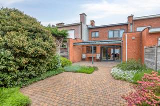 Welkom in de Lijsterstraat 11 te Willebroek, een gezellige gesloten bebouwing met drie slaapkamers.<br /><br />Deze charmante gezinswoning is centraal gelegen in Willebroek, op wandelafstand van winkels, scholen en horecazaken.<br />Via de ruime inkomhal betreedt u de lichtrijke leefruimte die naadloos aansluit aan de gezellige eetplaats en open volledig geïnstalleerde keuken.<br />Op de eerste verdieping vindt u twee ruime slaapkamers en een derde, compactere kamer die perfect kan dienen als kinderkamer, bureau of hobbyruimte. Verder beschikt de woning over een badkamer, een praktische ingemaakt linnenkast en een bergzolder, waardoor er voldoende opbergruimte aanwezig is.<br />Buiten geniet u van de tuin en het terras met terras overkapping die voorzien is van screens tegen de warmte.<br />De woning is bovendien ook voorzien van een kruipkelder. <br />Een absolute troef is de dubbele garage achteraan de woning, toegankelijk via de achterliggende straat, waardoor parkeerproblemen verleden tijd zijn.<br />Daarnaast geniet de woning van een uitstekende ligging nabij belangrijke invalswegen zoals de A12, N16 en E19.<br /><br />Stedenbouwkundige info: Vg, Wg, Gmo, Gvrk, Gvv<br /><br />Meer info en documenten via www.malines-group.be