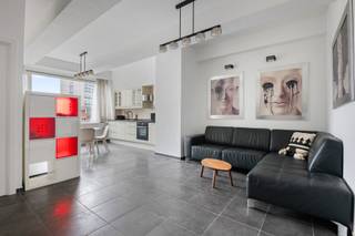 <span><span>Dit gemeubeld appartement op de 5de verdieping ligt op een toplocatie vlak bij het Stadspark van Antwerpen. Het biedt een stijlvolle en comfortabele leefomgeving waarin licht, ruimte en modern design centraal staan. Bij binnenkomst word je verwelkomd in een heldere leefruimte met open keuken, volledig uitgerust en ingericht. Het appartement beschikt over één slaapkamer, ingericht met oog voor comfort. Verder is er een badkamer met douche, wastafel en toilet. de aparte wasruimte zorgt voor extra opbergruimte en praktisch gemak. De maandelijkse provisiekosten bedragen €150, inclusief gas, water en elektriciteit.<br /><br /></span></span>
<p>Gelegen in het hart van Antwerpen, biedt dit prachtige appartement aan de Maria Theresialei 7 een ideale locatie voor wie op zoek is naar comfort, gemak en een centrale ligging. De Maria Theresialei is gelegen in de bruisende wijk rondom het stadspark, bekend om zijn groene omgeving. Dankzij de nabijheid van openbaar vervoer, winkels, restaurants en culturele bezienswaardigheden is dit appartement de perfecte uitvalsbasis voor zowel werk als ontspanning. Het appartement is goed bereikbaar, met tram- en bushaltes op wandelafstand en het Centraal Station op slechts enkele minuten. De iconische Antwerpse Meir, het diamantdistrict en de Antwerpse Zoo liggen eveneens in de buurt. Voor wie houdt van gezellig dineren of het bezoeken van musea, is deze locatie een ideale keuze.</p>