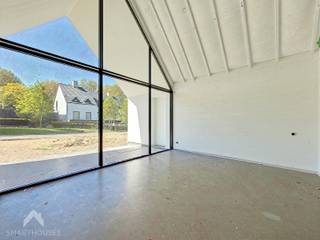 <p>Deze unieke woning in Koksijde is een toonbeeld van verfijnde architectuur en onmiskenbare grandeur. De statige inkomhal op niveau -1 leidt naar een royale berging, een ruime wasruimte en een badkamer die aanvoelt als een privé‑spa, afgewerkt met luxematerialen en subtiele verlichting. Twee elegante slaapkamers bieden rust en exclusiviteit, waarvan één met een betoverend zicht op de tuin, die ook ingericht kan worden als high‑end lounge of stijlvolle suite.</p>
Op het gelijkvloers ontvouwt zich een spectaculaire leefruimte met een volledig uitgeruste keuken, waar culinaire creativiteit en esthetiek naadloos samenkomen. De ruime eetplaats baadt in het licht en kijkt uit op het imposante terras, een buitenruimte die uitnodigt tot groots entertainen. De aansluitende zithoek is pure eye‑candy: een monumentale wandbibliotheek, een op maat gemaakte zitbank en een leuk uitzicht op de tuin creëren een sfeer van discrete luxe. Een verborgen deur in de bibliotheekwand onthult een privé‑gang die leidt naar de badkamer en slaapkamer, een subtiel staaltje van exclusief wooncomfort.<br /><br />Extra troeven<br />
<ul>
<li>energiezuinig</li>
<li>vloerverwarming</li>
<li>nabij de zee en het strand</li>
<li>nabij belangrijke invalswegen</li>
<li>rustig gelegen</li>
</ul>
<div>
<div>
<section>
<div>
<div>
<div>
<div>
<div>
<div>
<p>Totale aankoopprijs: €1.081.500</p>
<ul>
<li>Grond: €295.000 (registratie via notariële akte)</li>
<li>Volledig afgewerkte woning: €650.000 excl. 21% btw (€786.500 incl. btw)</li>
</ul>
</div>
</div>
</div>
</div>
<div></div>
</div>
</div>
</section>
</div>
</div>
Deze woning is te koop ZONDER makelaar via het concept van Smart Houses. Wenst u verdere inlichtingen of een bezoek? Contacteer rechtstreeks de eigenaar via 0495/82.36.55