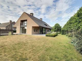 Deze villa, gelegen op een perceel van ca. 2.000 m² in het rustige Boezinge, werd afgewerkt met kwalitatieve materialen en biedt een...