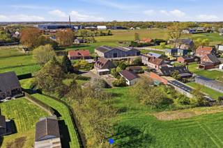Karaktervolle & kloeke villa op een mooi perceel met bijhorende loods en twee paardenstallen, gelegen op een uitstekende locatie.Indeling:- Ruime...