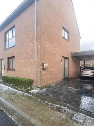 In het centrum van Westrozebeke, vinden we dit zeer verzorgd duplex appartement, voorzien van carport, tuintje en terras.Indeling :Ruime inkomhall...
